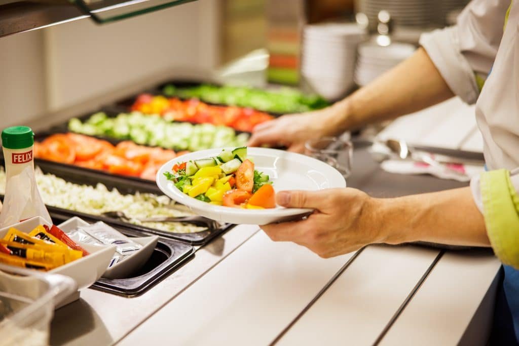 Espoo Catering valmistaa aterioita päiväkodeille, kouluille sekä kaupungin kokouksiin ja edustustilaisuuksiin. | Espoo Catering prepares meals for daycare centers, schools, and city meetings and representative events.